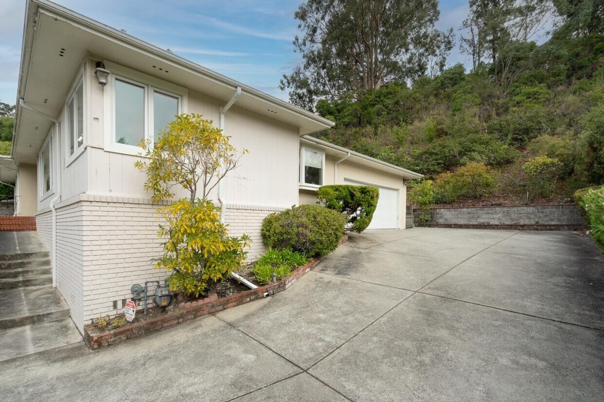 Building Photo - 2726 El Prado Rd
