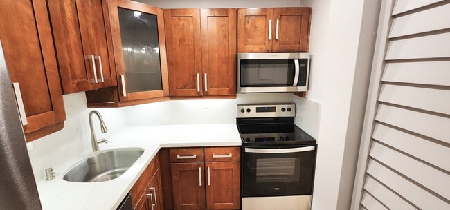 Cocina con todos los electrodomésticos nuevos - 10403 N Kendall Dr