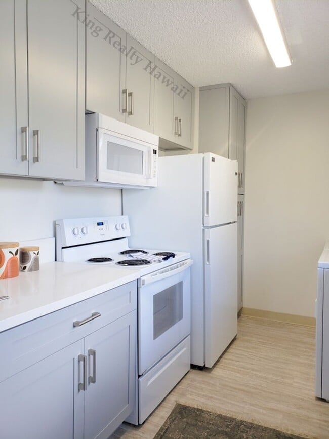 Building Photo - **UPGRADED, RARE Only 2 units per floor! 2...