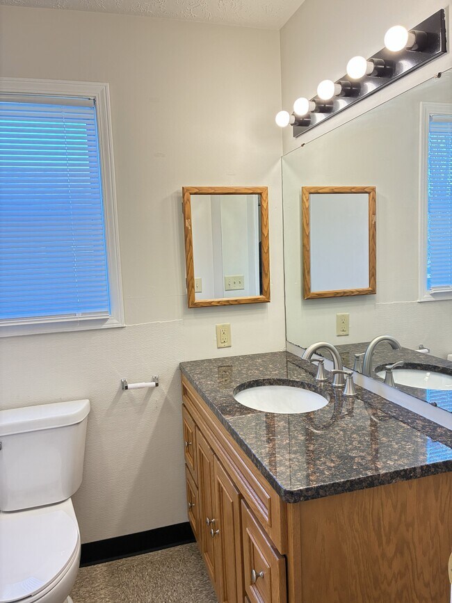 Vista del baño 2 - 2034 5th Ave