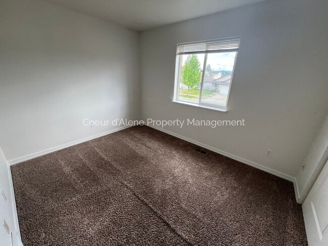 Building Photo - 3 bed, 2 bath house up the street from The...