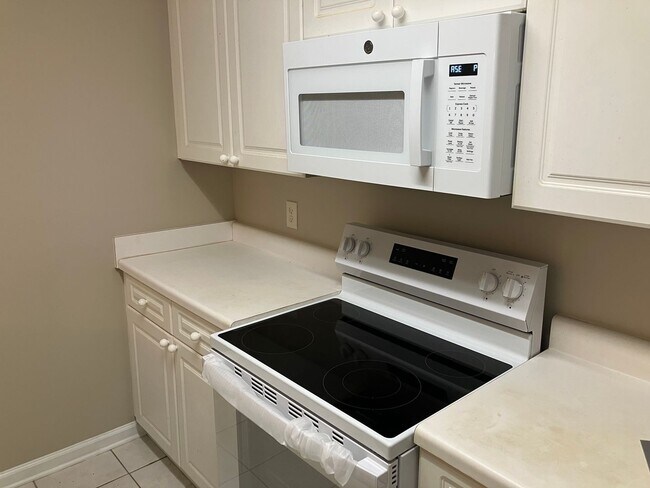 Foto del edificio - Asbury Hills Condominiums-2428 E. University,  Unit 1106