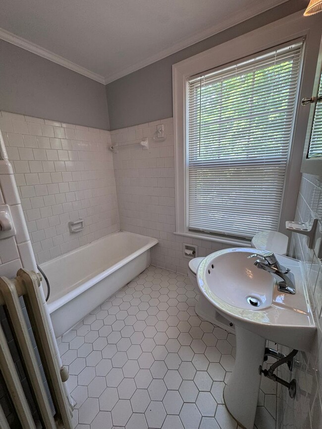 Building Photo - Cozy 4 Bed 2 Bath Home with sunroom