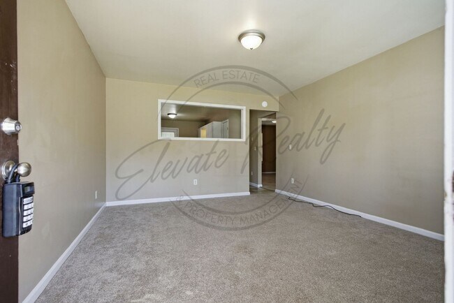 Foto del edificio - SPRING SPECIAL: 1/2 OFF FIRST MONTHS RENT - Two Bedroom Ranch Duplex in Columbia!