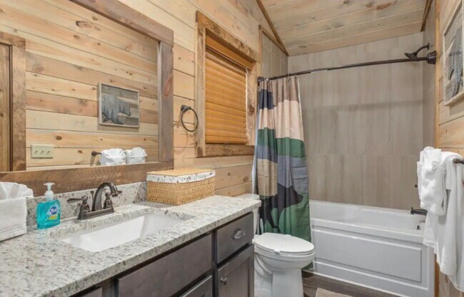 Building Photo - 910 Pine Cone Way