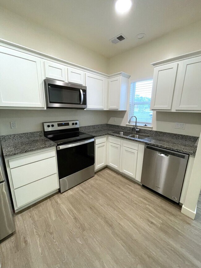 Foto del edificio - Spacious 3 Bed 2.5 Bath Townhome for Rent ...