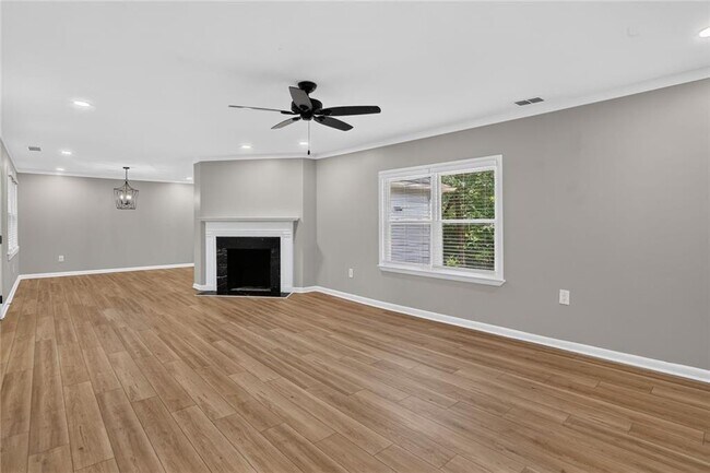 Building Photo - 1220 Roxboro Dr NE