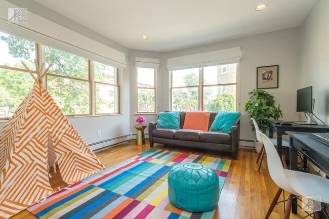 Foto del edificio - 5 bedroom in Brookline MA 02446