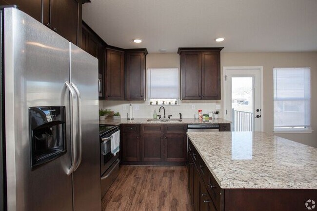 Foto del edificio - Serrano Townhomes with a finished basement...