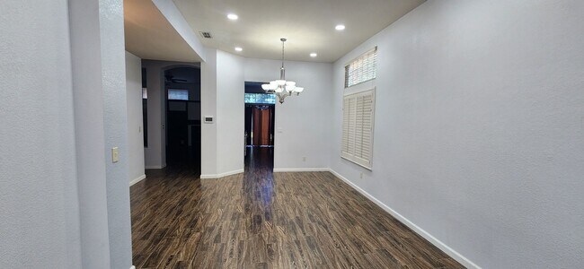 Foto del edificio - 4 Bedroom Home in Elk Grove