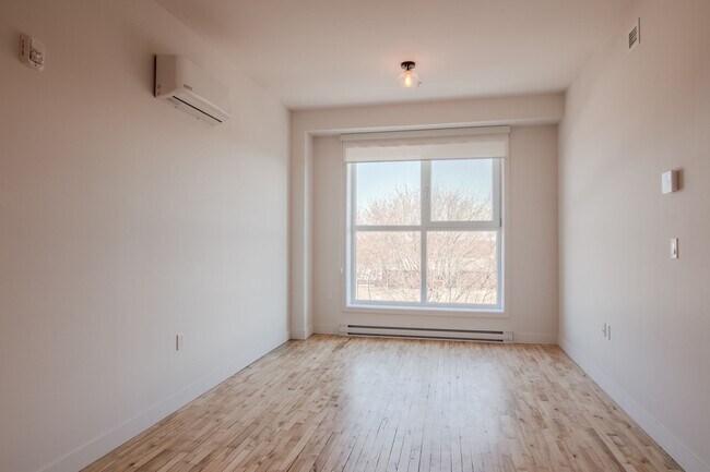 Photo du bâtiment - 4350 Av. de l'Hôtel-de-Ville