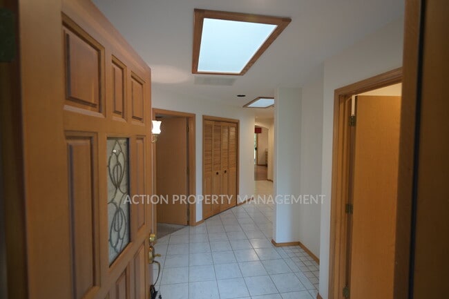 Building Photo - 2 bed + office, 2 bath, 2 car garage condo in Sunland