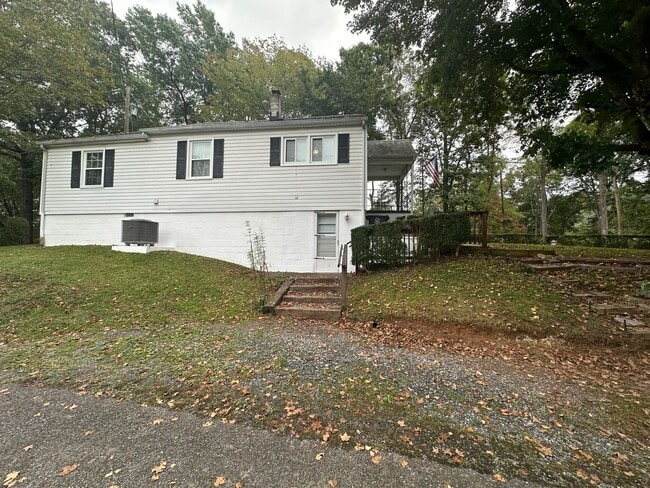Building Photo - One Level House off Odd Fellows Road
