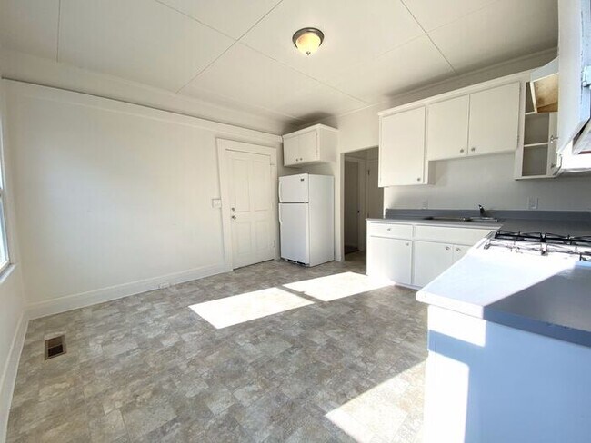 Building Photo - Pet Friendly 3 Bedroom Home in South Salinas