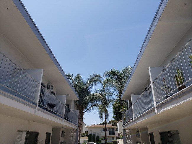 Foto del edificio - 1718 S Barrington Ave