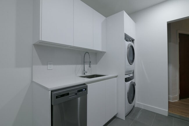 Building Photo - 4870 Chem. Queen Mary