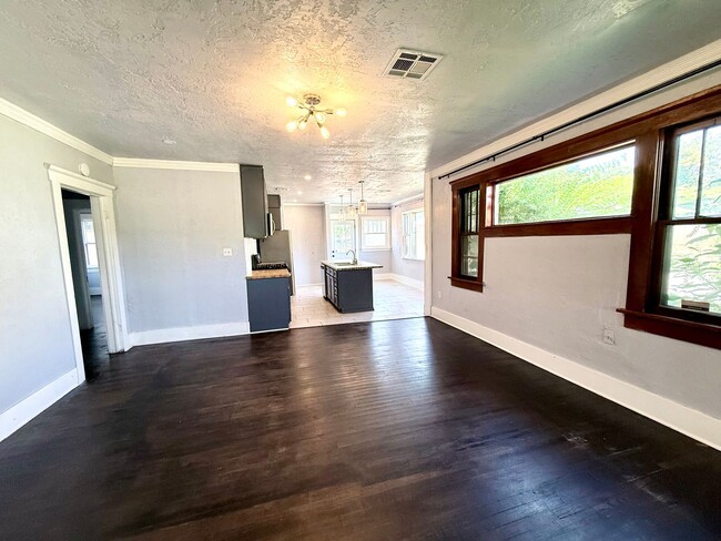Building Photo - Beautiful 3BD 2BA Craftsman Home Located in Historic Mesta Park!!!