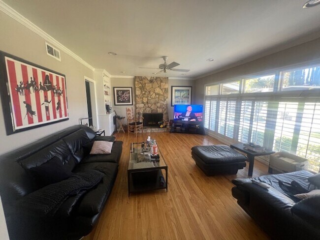Foto del edificio - Beautiful One Level, 3 Bedroom, 3 Bathroom Tarzana Pool Home for Lease!