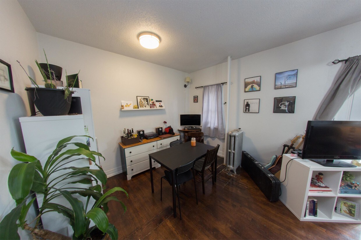 Primary Photo - 484 Brainard St