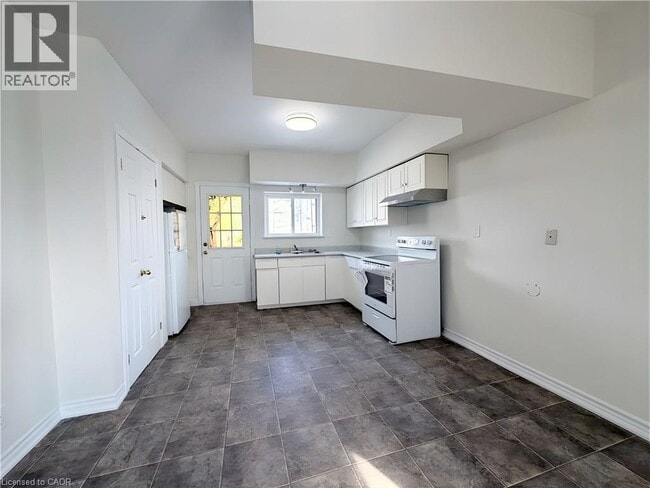 Building Photo - 6 Caithness St E