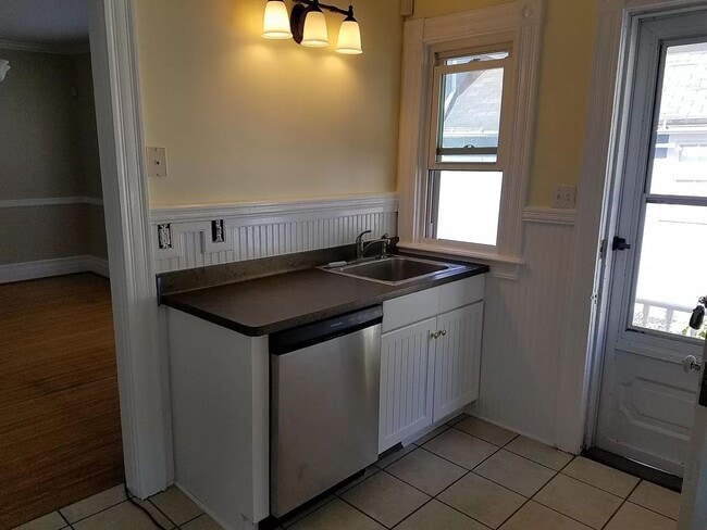 Building Photo - 896 South Ave