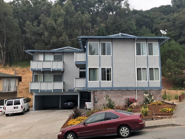 Building Photo - 8033 Greenridge Dr