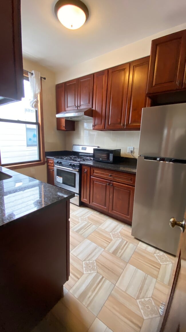 Foto del edificio - 6356 Woodhaven Blvd