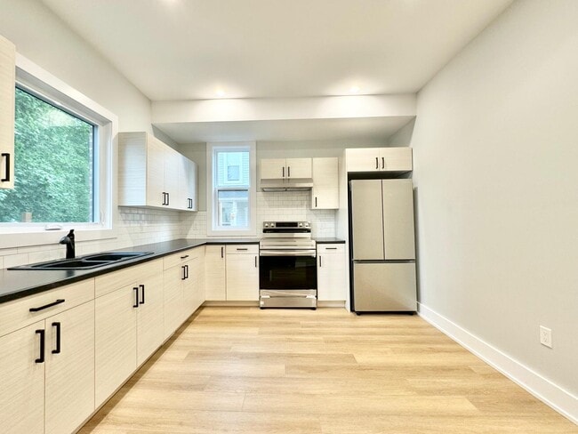 Building Photo - 441 Alder St W