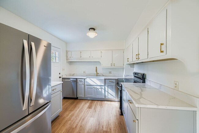 Foto del edificio - 4-bed, 2-bath brick home in highly sought-...