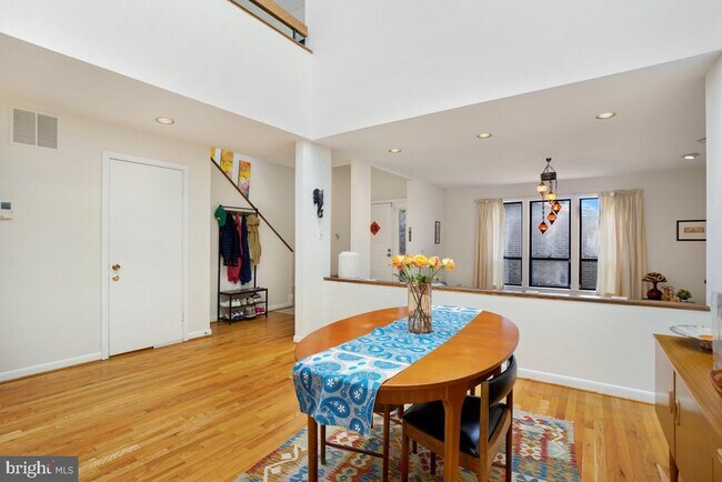 Foto del edificio - 5351 Strathmore Ave