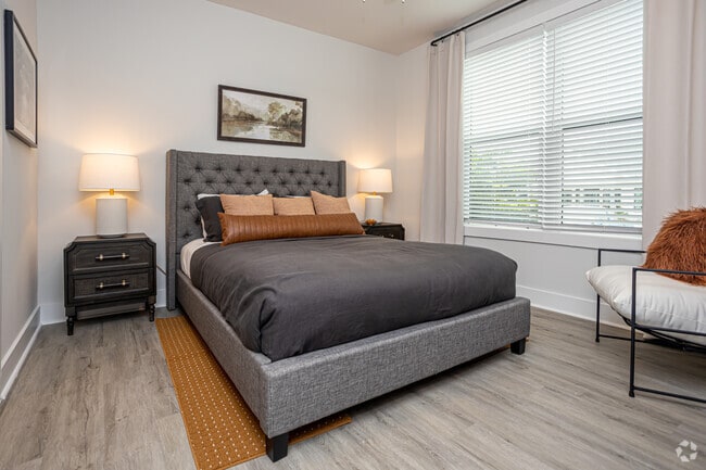 1BR, 1BA - 736SF - The Charles Florida