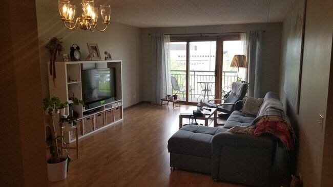 Foto del edificio - 6400 W Berteau Ave