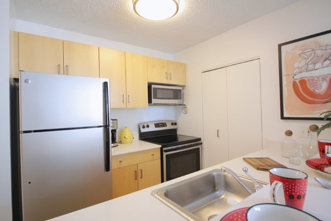 Photo - 724 N Dearborn St Apartment