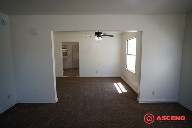 Building Photo - 2 Bed / 1 Bath Home with Solar – Convenient Bakersfield Location