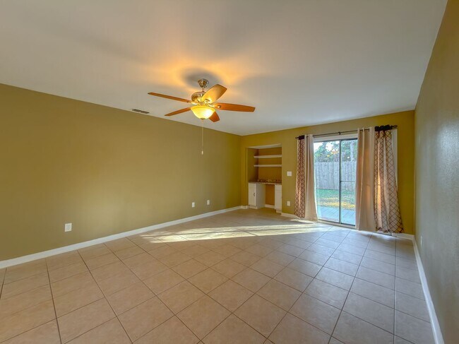 Foto del edificio - LOVELY & Modern NW 2/1 w/ New Flooring & Huge Privacy Fenced Yard that Inc Lawn Maintenance! Avai...