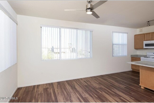 Foto del edificio - 16965 W Van Buren St