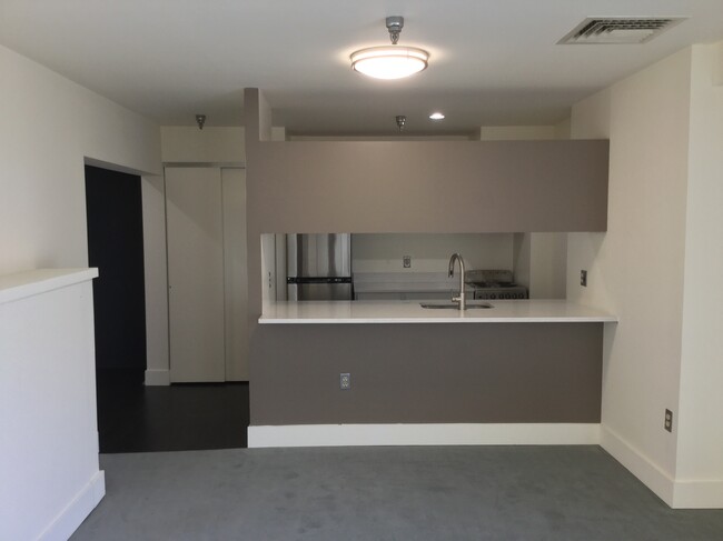 2b/2b - LR & Kitchen - Center Ithaca