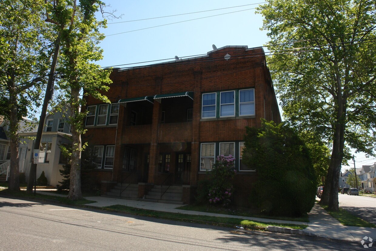Building Photo - 556-558 Groom St