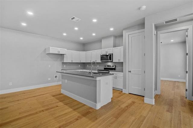 Building Photo - 5016 Villas Dr