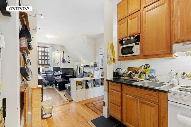 Building Photo - 527 W 110th St