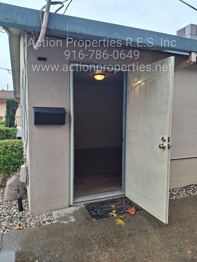 Foto del edificio - Central Roseville -Duplex 1 Bed, 1 Bath Duplex Large Fenced Yard, Gardener Included - No Laundry ...
