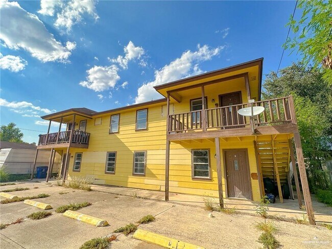 Building Photo - 2110 De Leon St