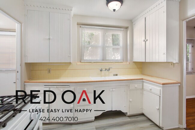 Building Photo - Gorgeous 1 Bedroom with Natural Light, Har...