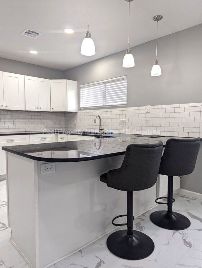 Foto del edificio - 600 N Poplar Ln