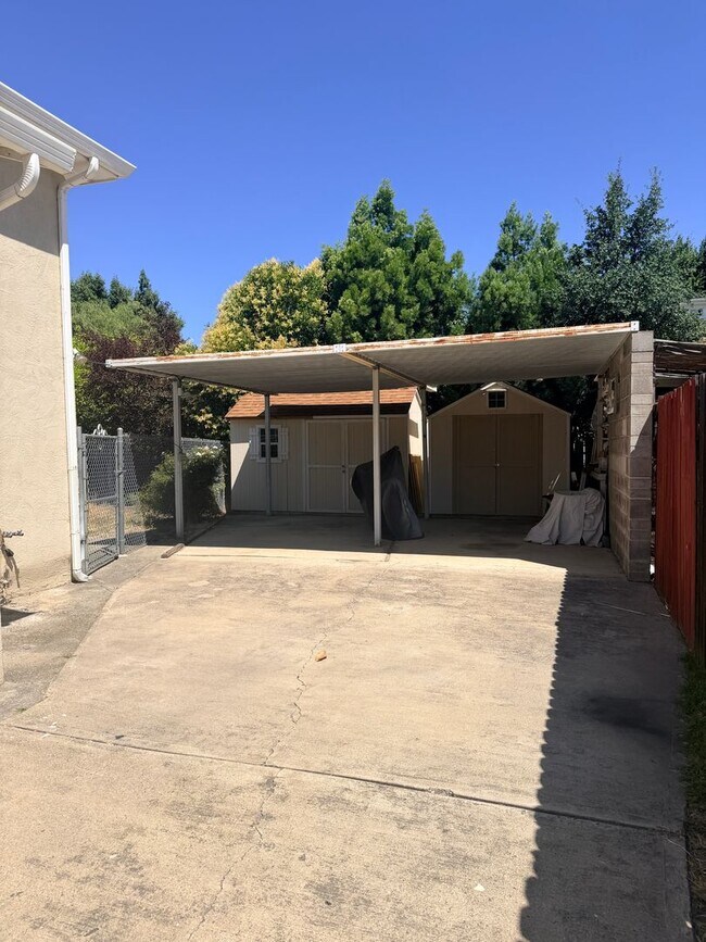 Building Photo - 2/1 Home in Livermore Available Now!