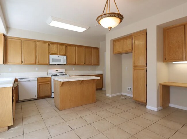 Building Photo - New Renovation* Prestigious Spacious 4 Bedroom