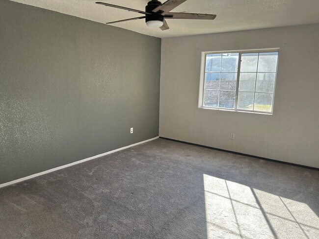 Building Photo - MOVE-IN READY!