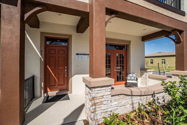 Foto del edificio - 3/2.5 Beautiful Model Townhome with Screened Courtyard & 2 Car Garage