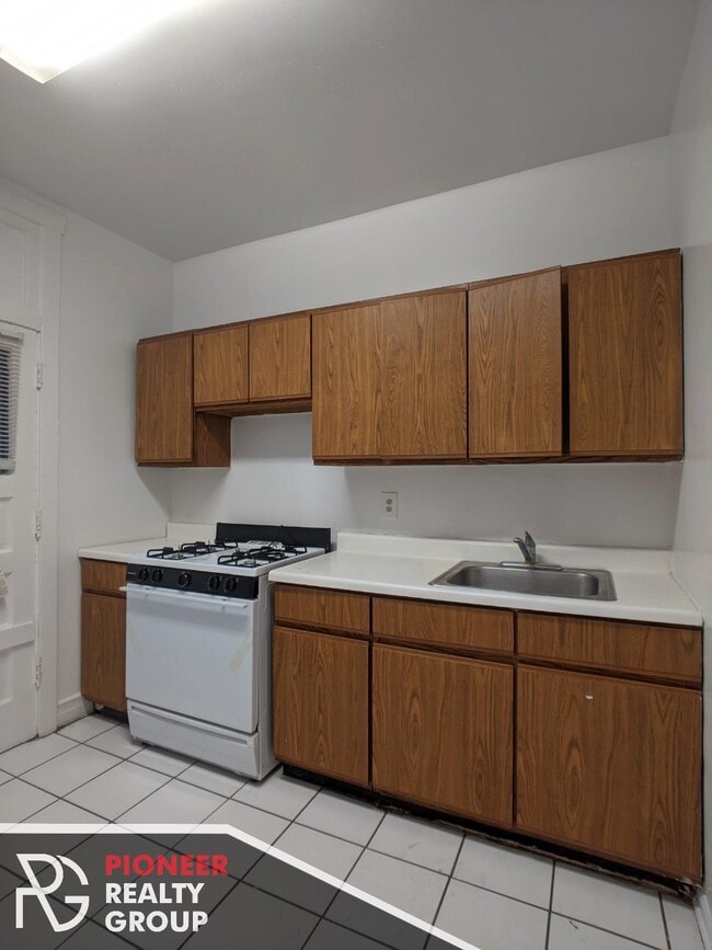 Building Photo - 812 W Waveland Ave