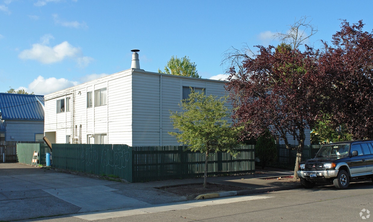 Primary Photo - 500 E 16th Ave